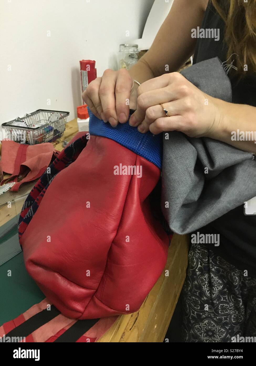 Geldbeutel machen Klasse Nähmaschine Leder Handtasche aus recyceltem Vintage Leder Rock - Smartphone-aufgenommenes Stockfoto