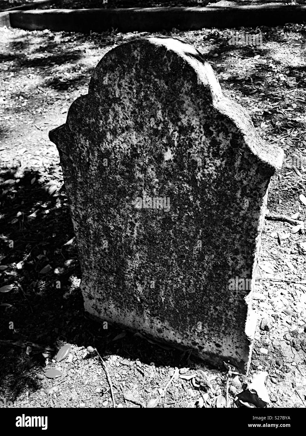 Alten Grabstein - Smartphone-aufgenommenes Stockfoto