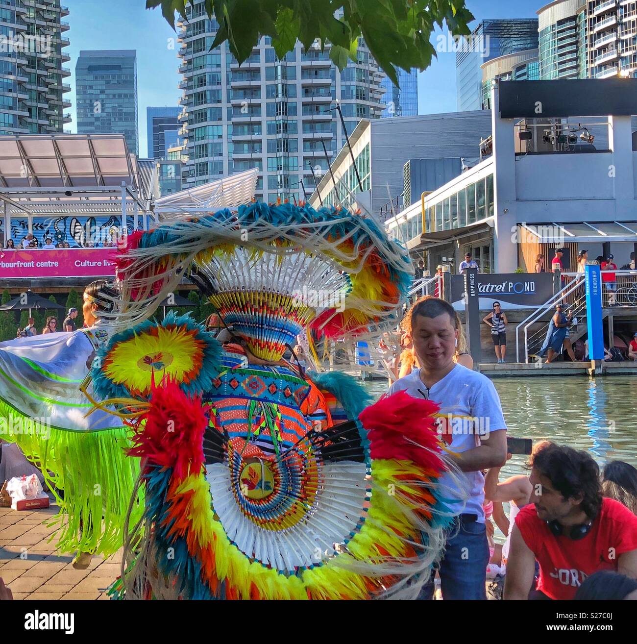 Eine erste Nation Tänzer an Kanada Tag feiern, Toronto Harbourfront Centre. Stockfoto