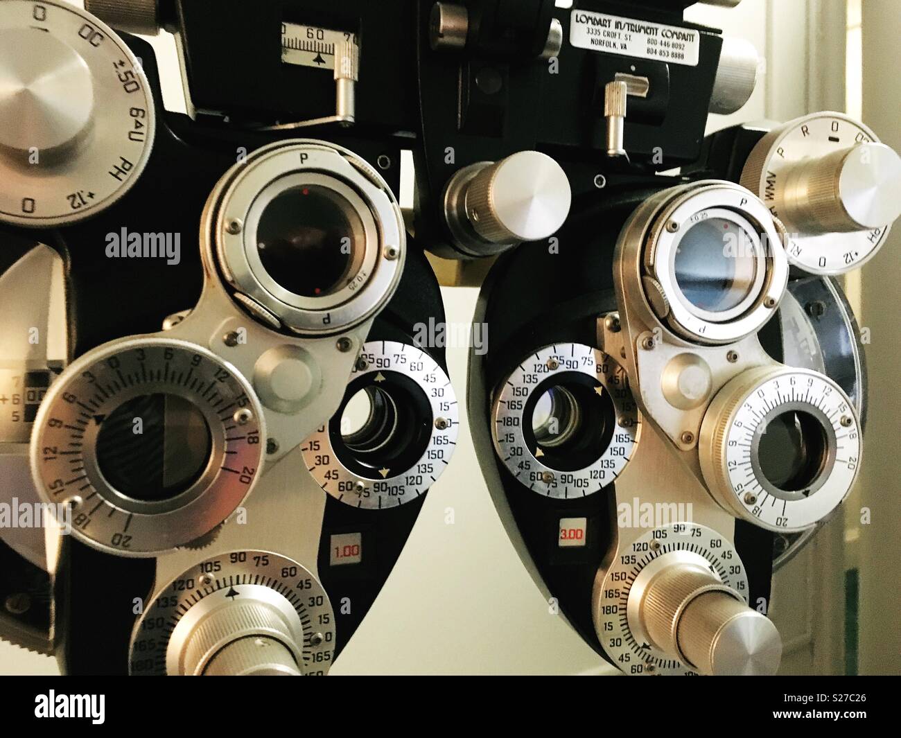 Optiker Ausrüstung Sehvermögen bei Ärzten Office zu prüfen Stockfoto