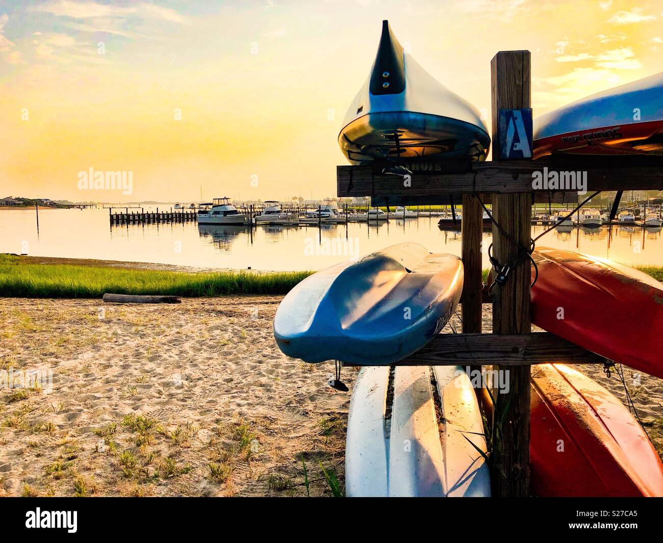 Kajak Rack an der Stadt Strand warten auf Spaß Suchende Sommer Aktivitäten zu genießen Stockfoto