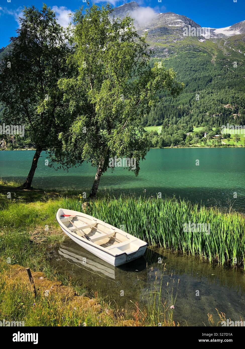 Angelegtes Boot auf einem See in Norwegen. Stockfoto