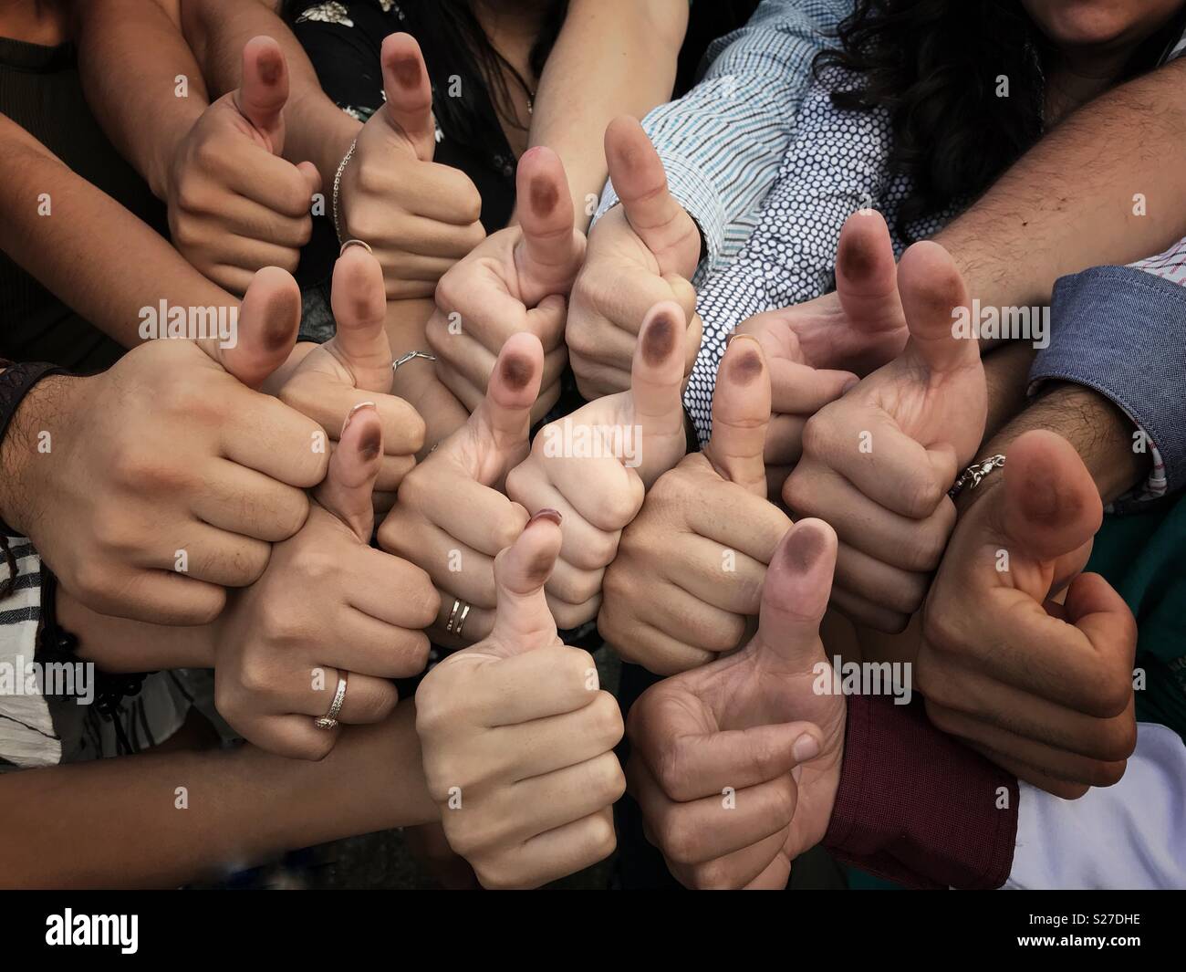 Hände von Jugendlichen und Erwachsenen mit Daumen nach oben zeigen Ihre Wahl zum Präsidenten, Gouverneur, Stellvertreter, Senator Stockfoto