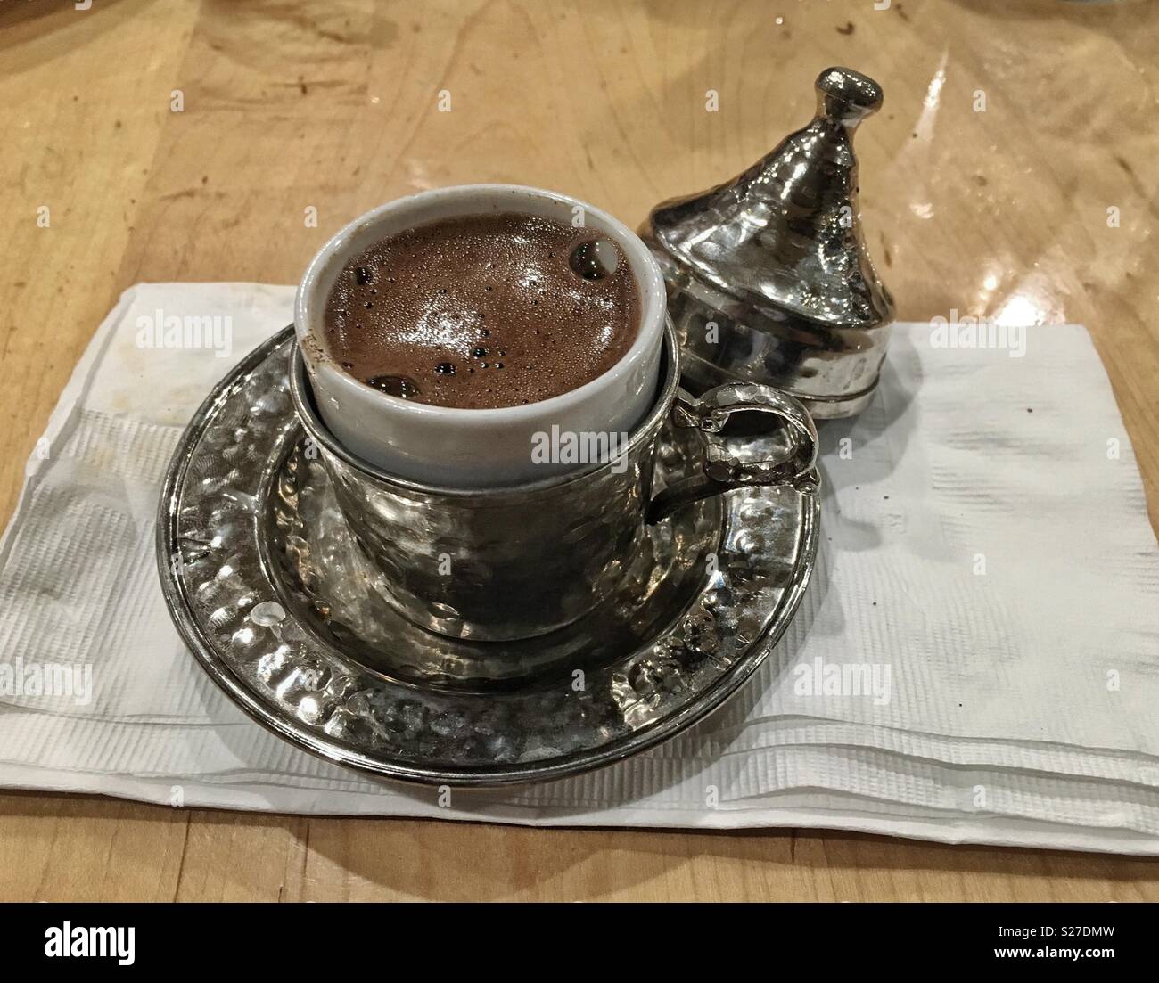 Kaffee serviert in einem türkischen Restaurant in einer silbernen Schale und Sauce Stockfoto