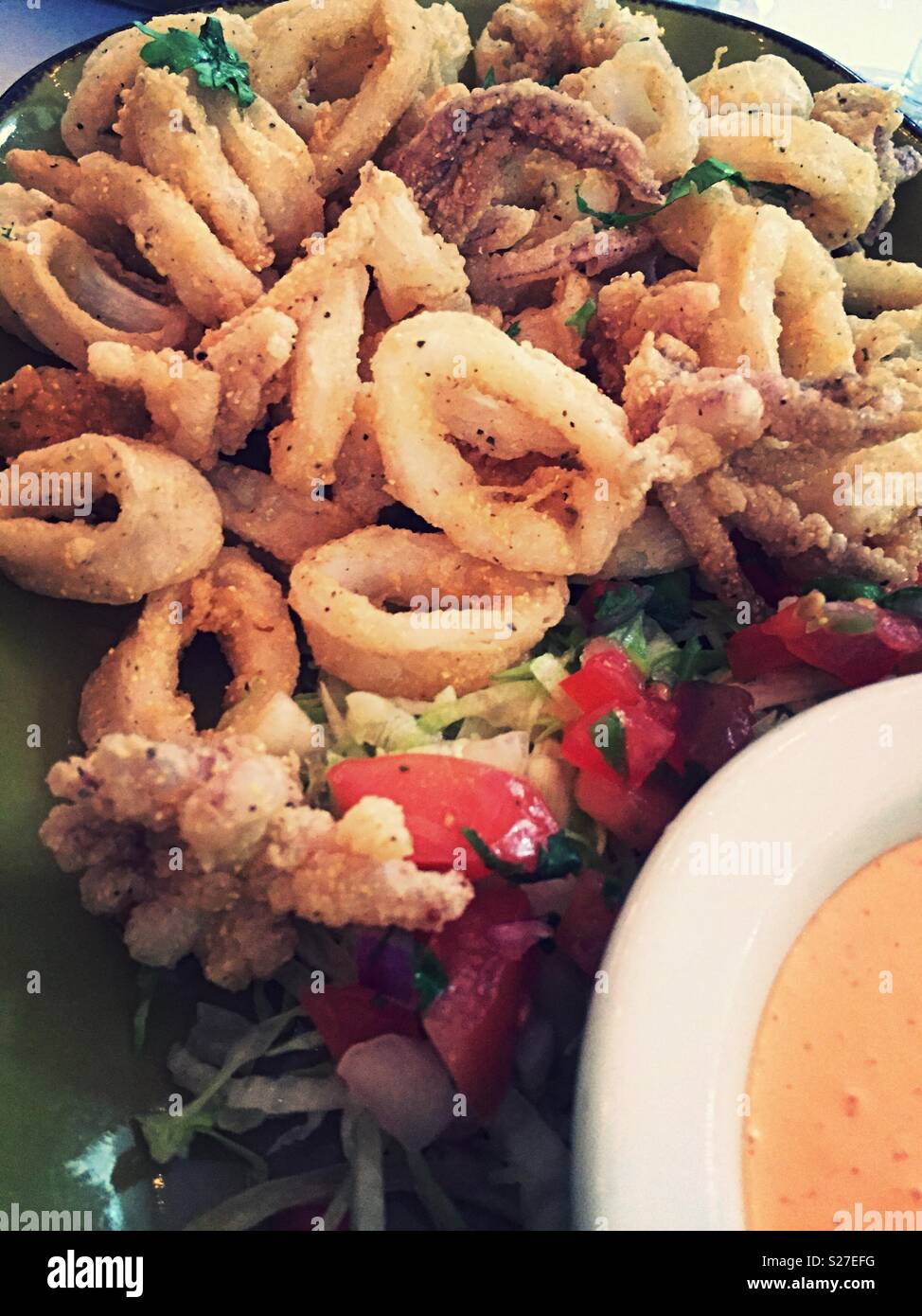 Calamari, paniert und gebraten, Soße, USA. Stockfoto