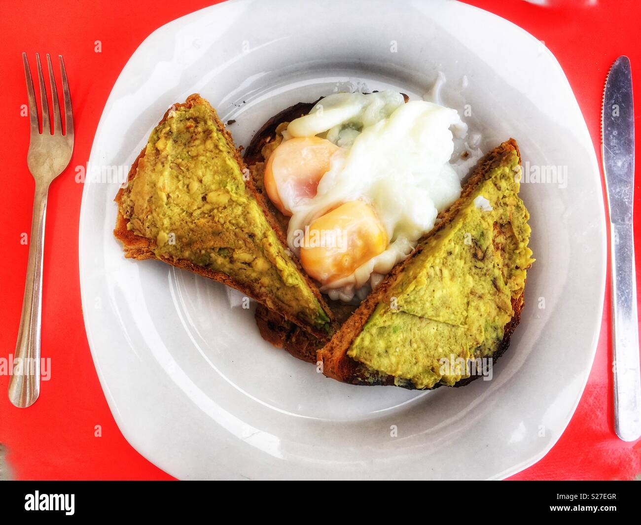 Pouched Eier auf Toast Avocado Stockfoto