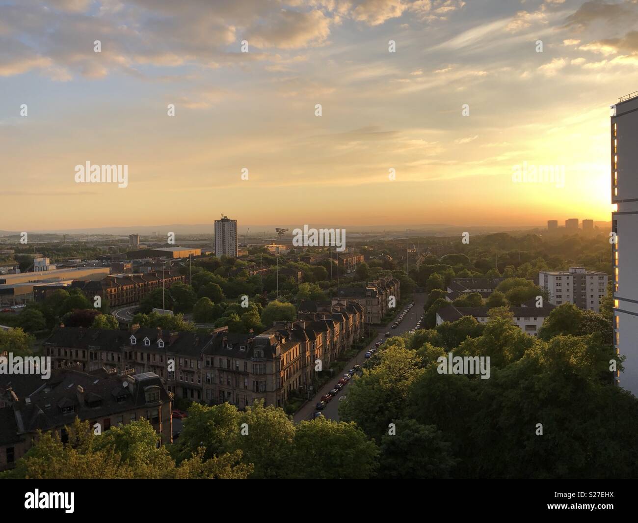 Sonnenuntergang über dem West End von Glasgow im Juni Stockfoto