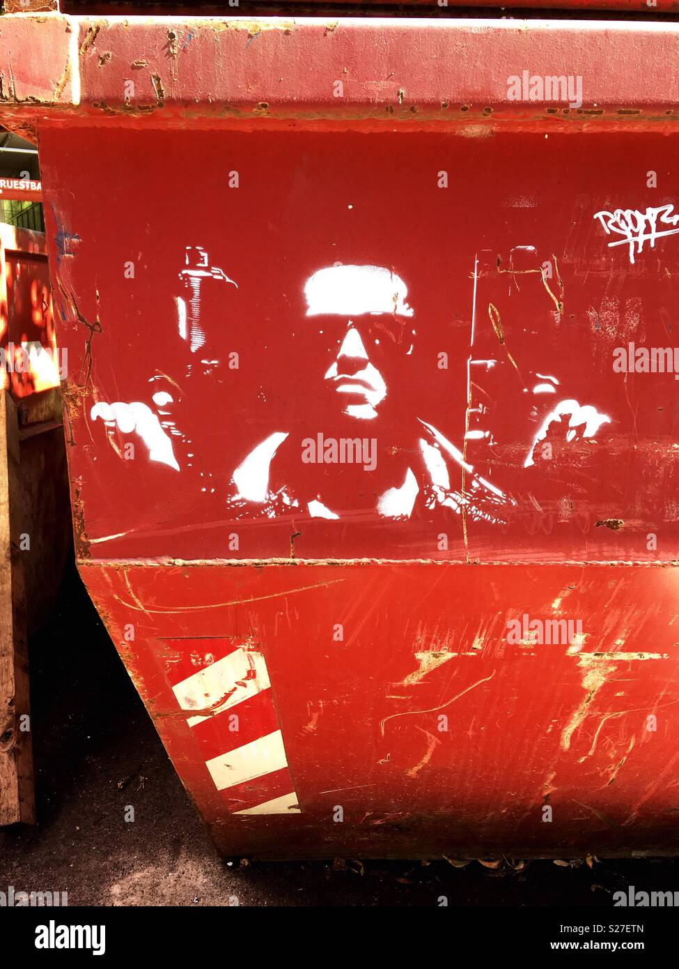 Terminator Schablone Graffiti auf einer roten Metalloberfläche Stockfoto