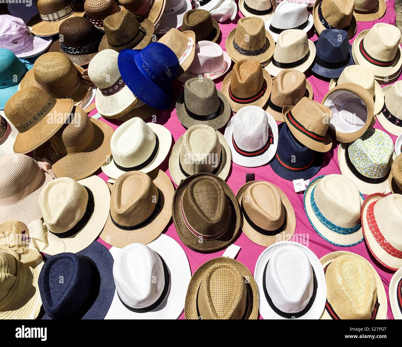 Hüte bei einem Straßenhändler stand Stockfoto