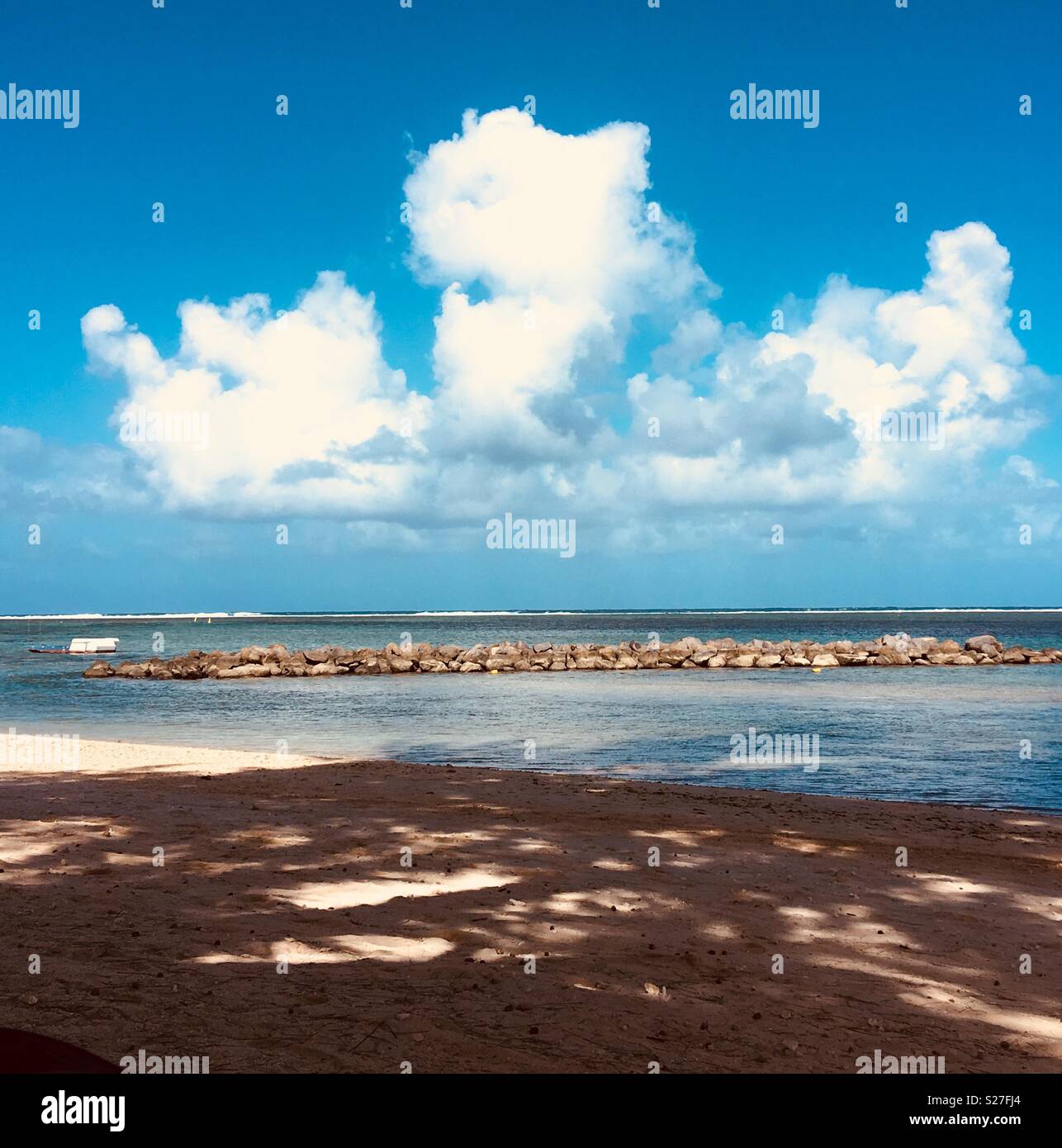 Die wolkenbildung auf einem mauritischen Strand Stockfoto
