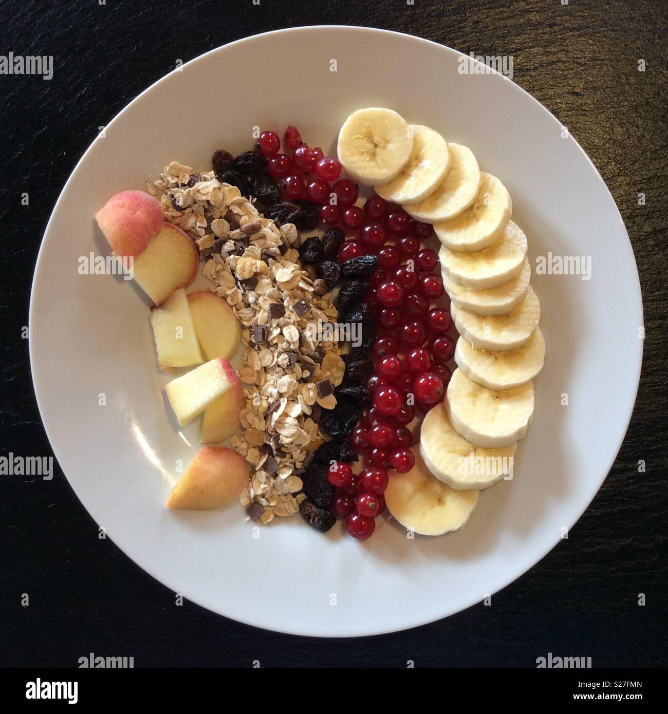 Erhöhten Blick auf Müsli und frischem Obst für das Müsli Frühstück Stockfoto