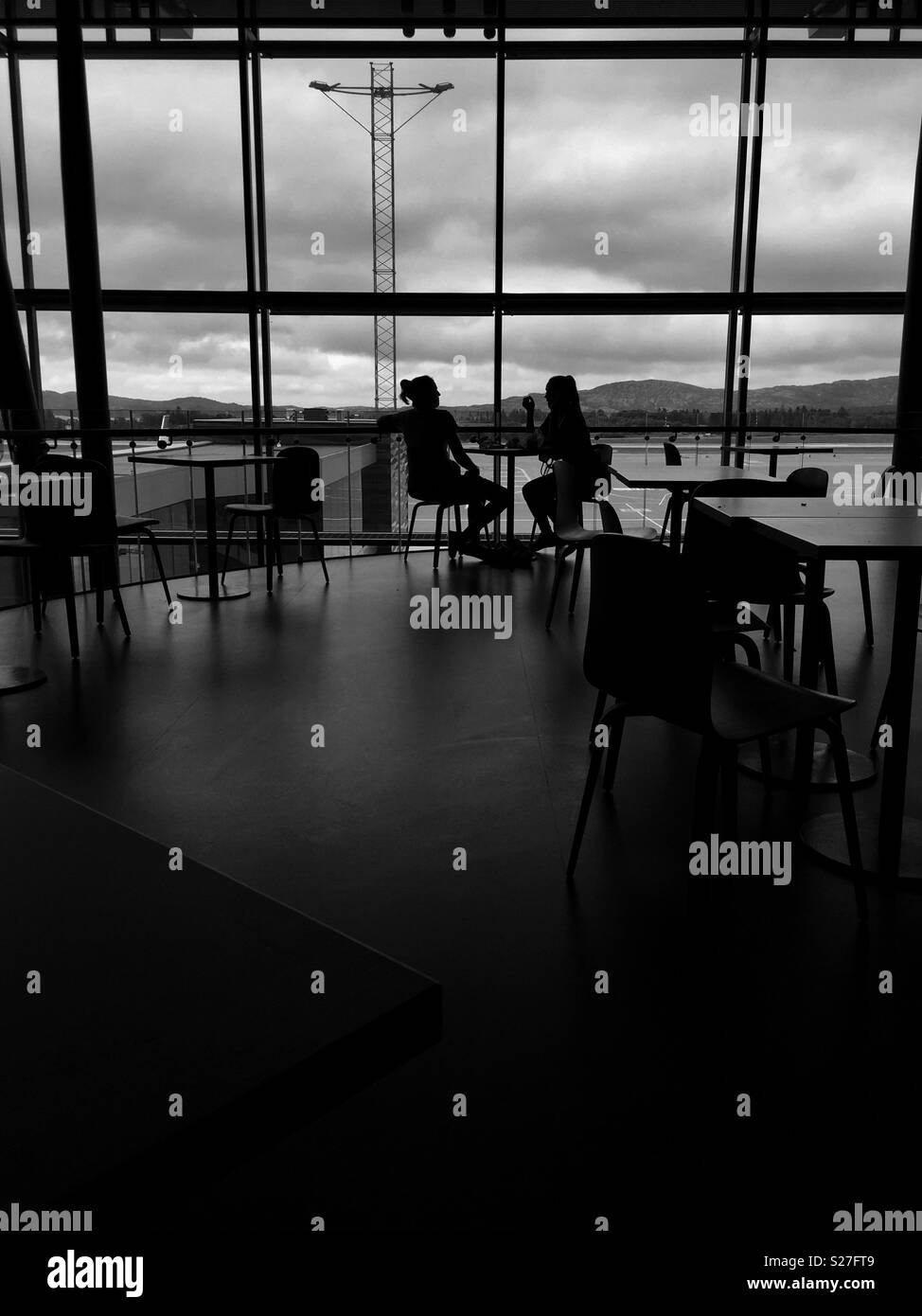 Warten auf die Ebene, in der Abflughalle auf dem internationalen Flughafen in Bergen, Norwegen zu verlassen. Stockfoto