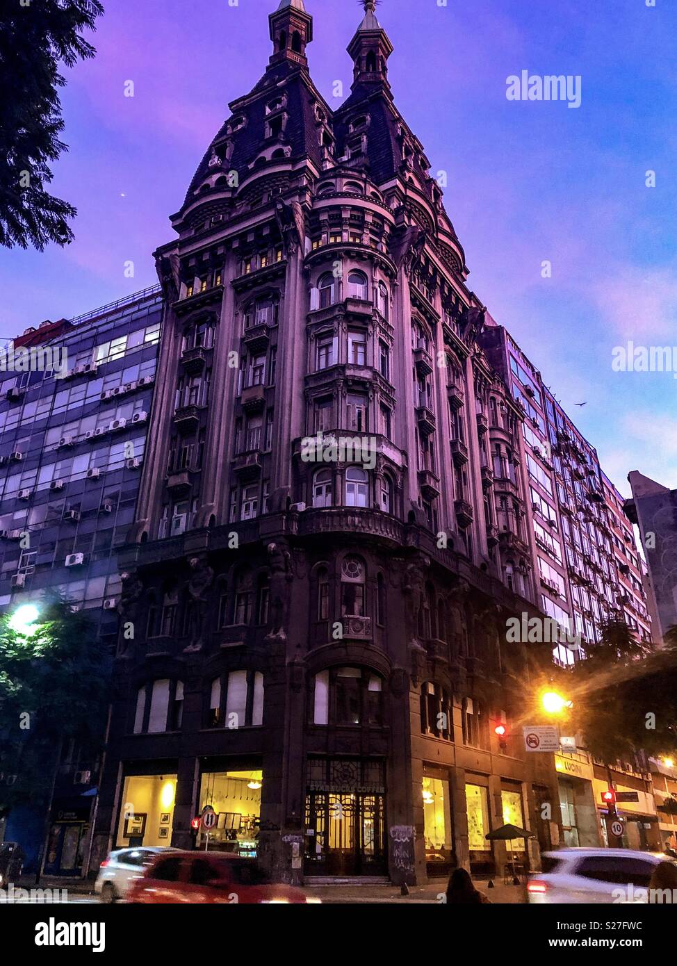 Starbucks Stores in Buenos Aires, Argentinien - Smartphone-aufgenommenes Stockfoto