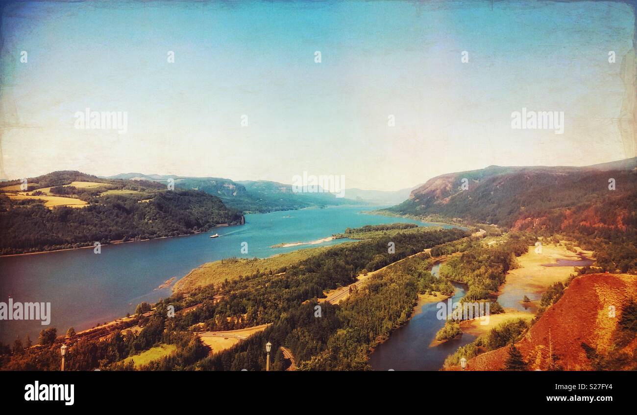 Panorama- und Luftbild des Columbia River vom Vista House, historischen US Route 30, Oregon, USA. Stockfoto