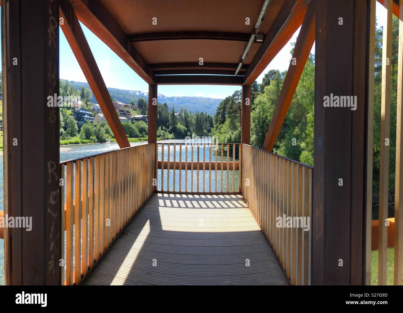 Fußgänger Rad- und Fußgängerbrücke über den Fluss in Voss, Norwegen Stockfoto