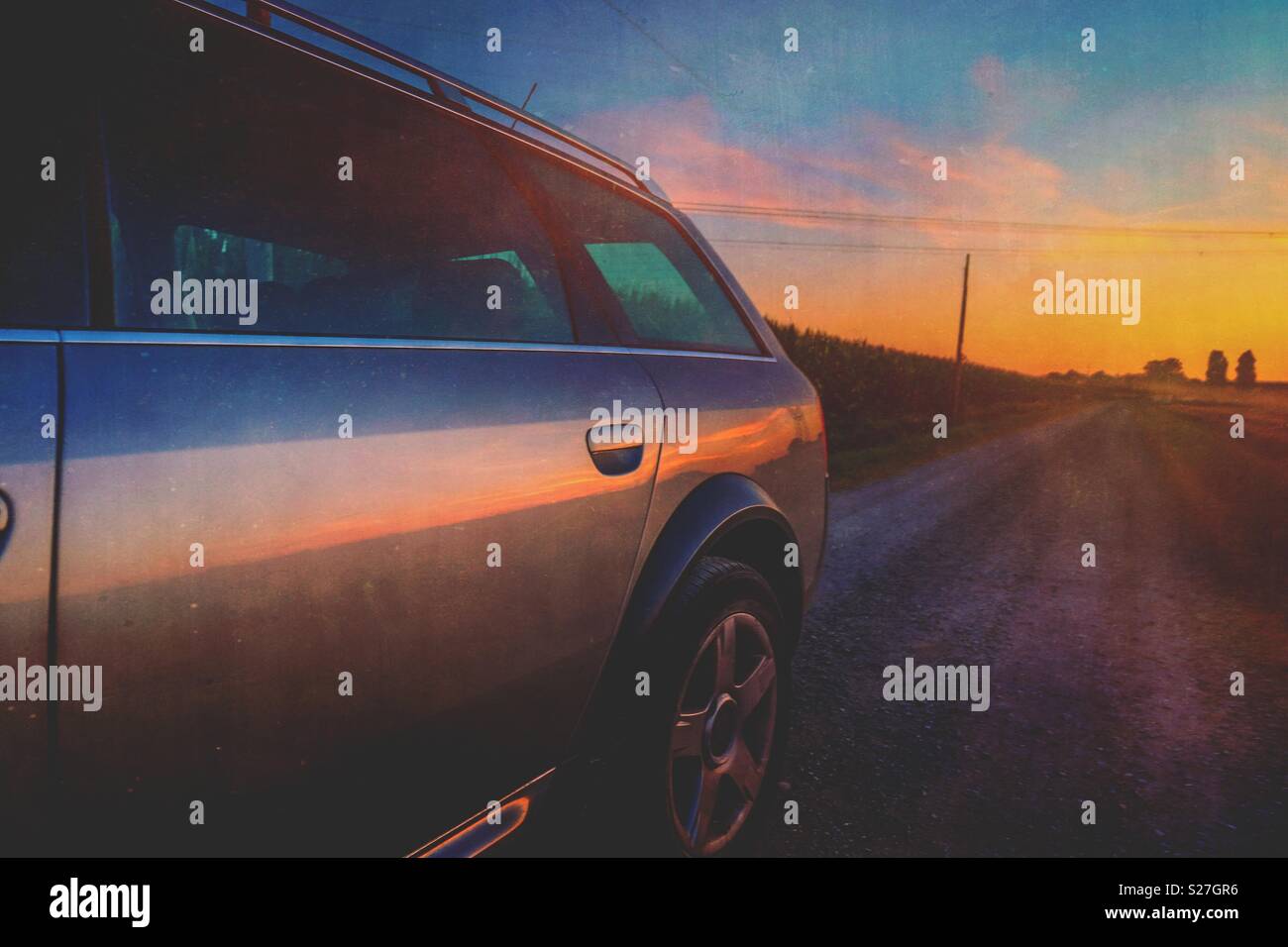 Sonnenuntergang offroad in einem SUV Stockfoto