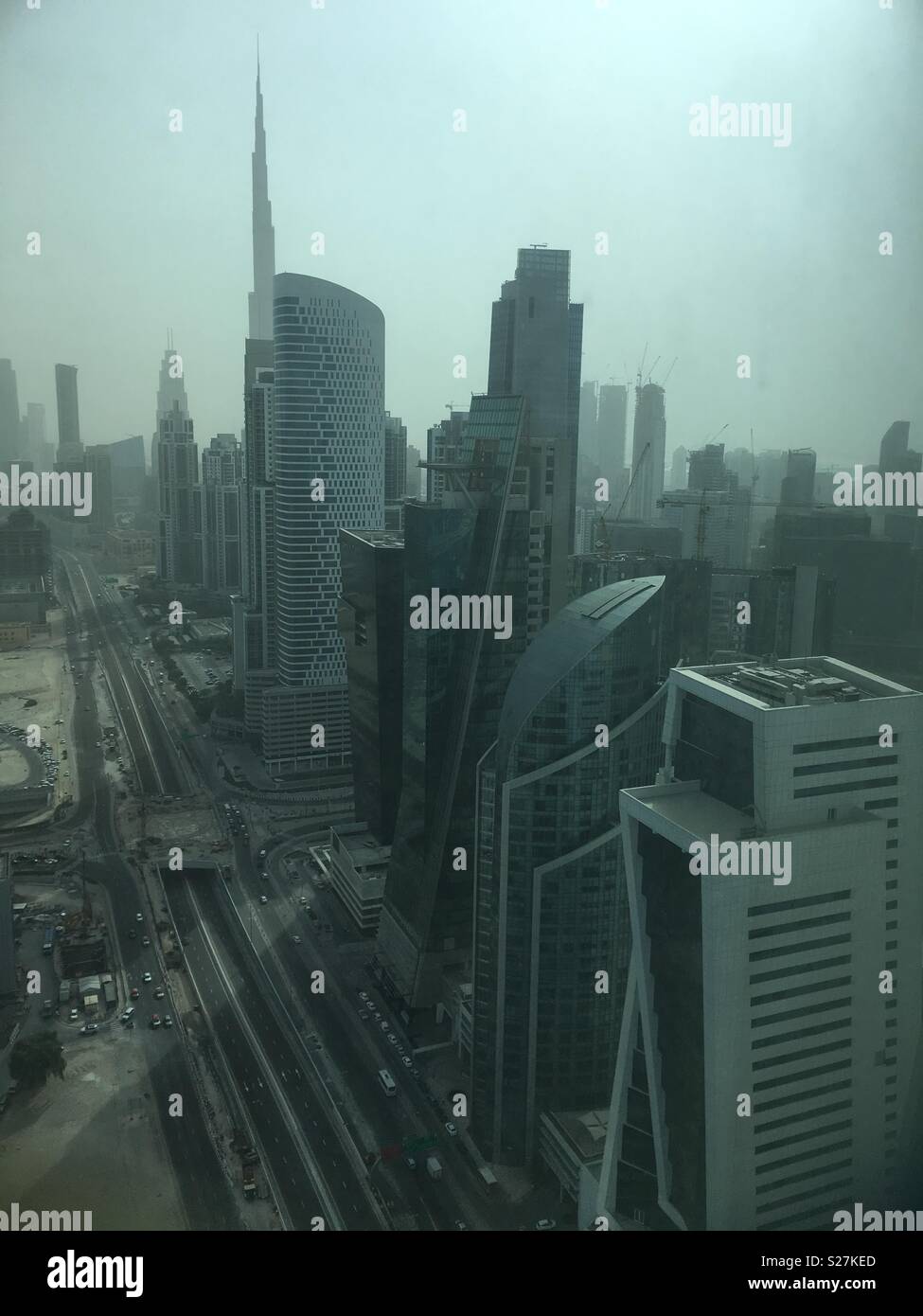 Wolkenkratzer in Dubai an einem trüben Tag. Burj Khalifa im Hintergrund. Stockfoto