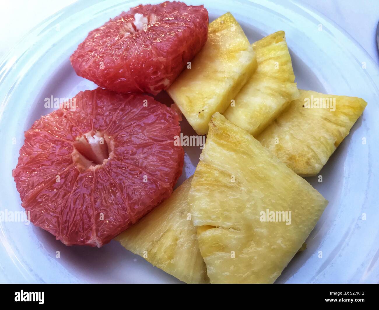 Gesunde Frucht Frühstück, frischen rosa Grapefruit und Ananas Stockfoto
