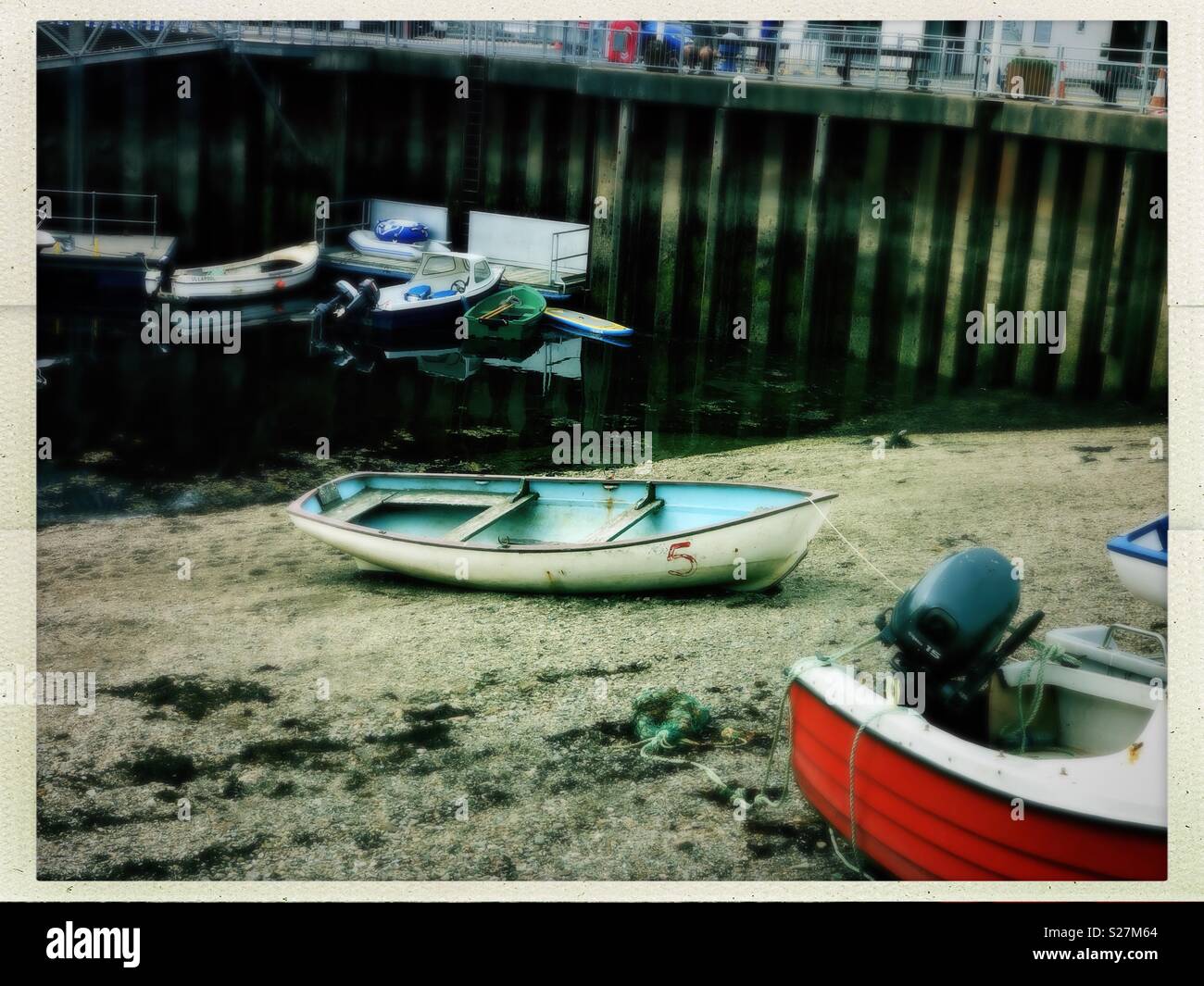 Pier in Ullapool mit Beiboot und kleine Boote, Hipstamatic Filter - Smartphone-aufgenommenes Stockfoto