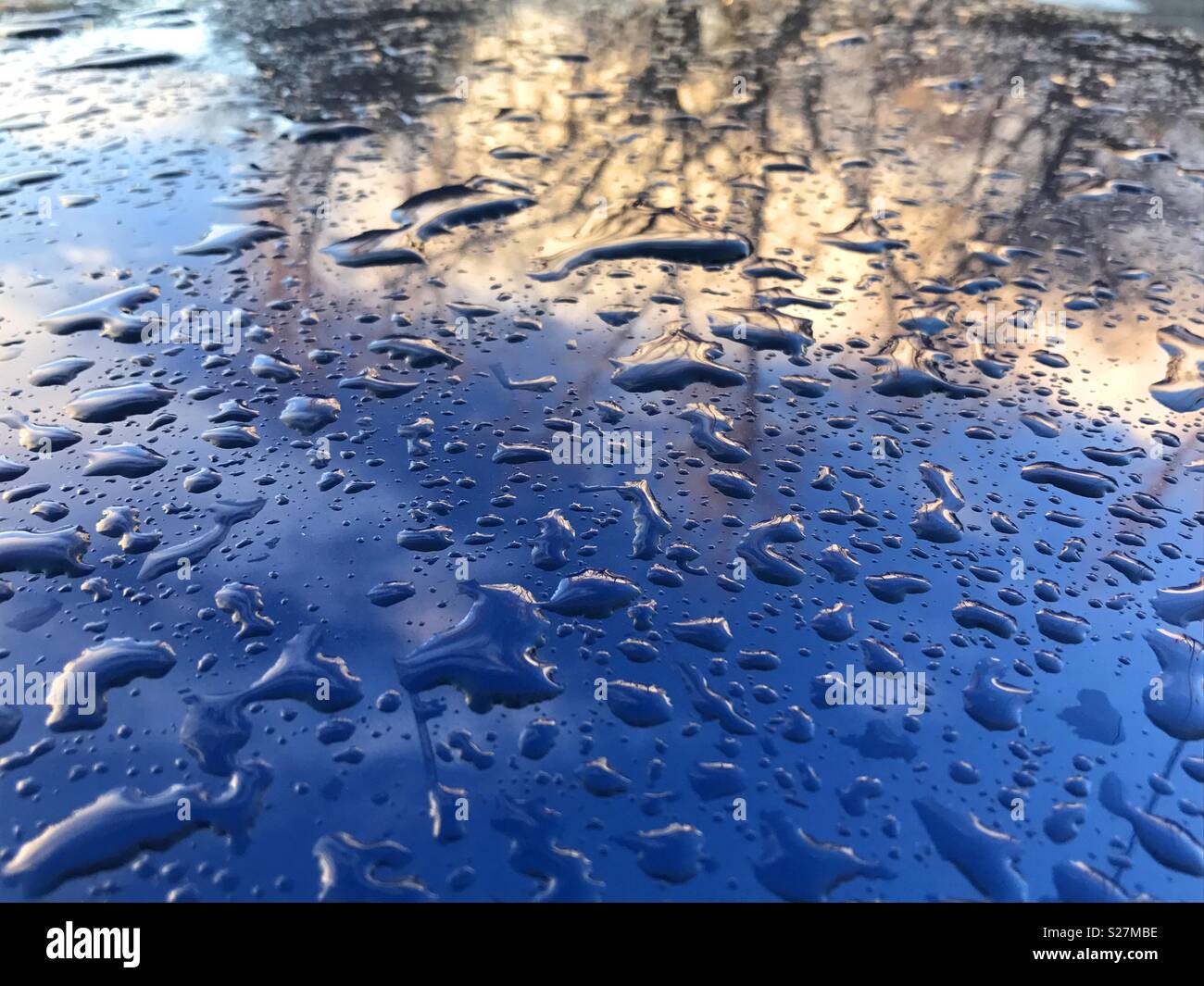 Reflexionen über die metallische Oberfläche nach dem Regen. Stockfoto