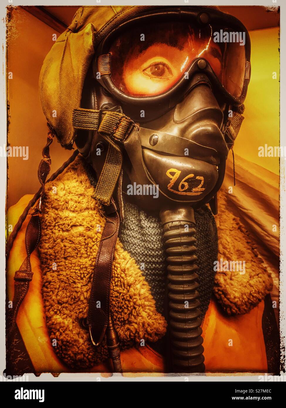 Die amerikanische Luftwaffe Weltkrieg zwei Bomber crew Kleidung Anzeige Parham, Suffolk, Großbritannien. - Smartphone-aufgenommenes Stockfoto