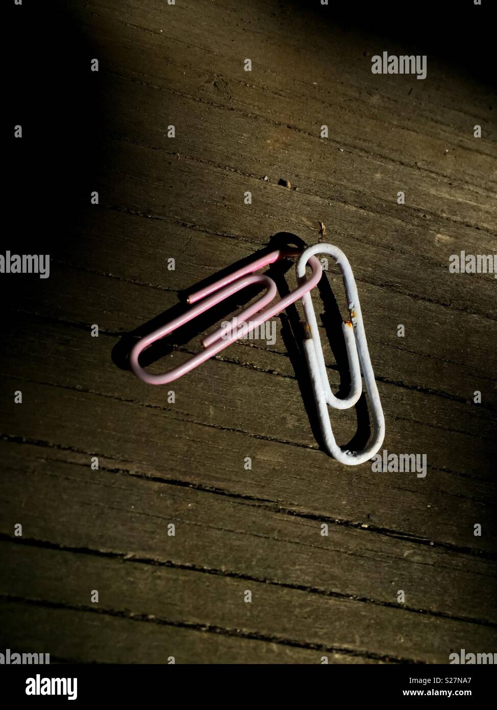 Alte pink und white paper clips auf Holz Stockfoto