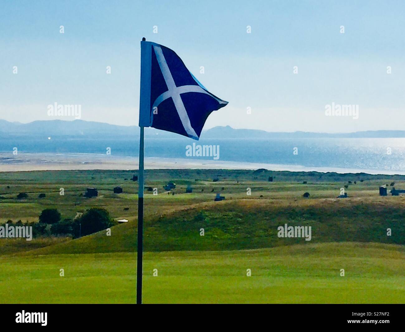Die Flags werden in für die Scottish Open Golf Championship im Gullane. Der Golfplatz mit Edinburgh im Hintergrund. Stockfoto