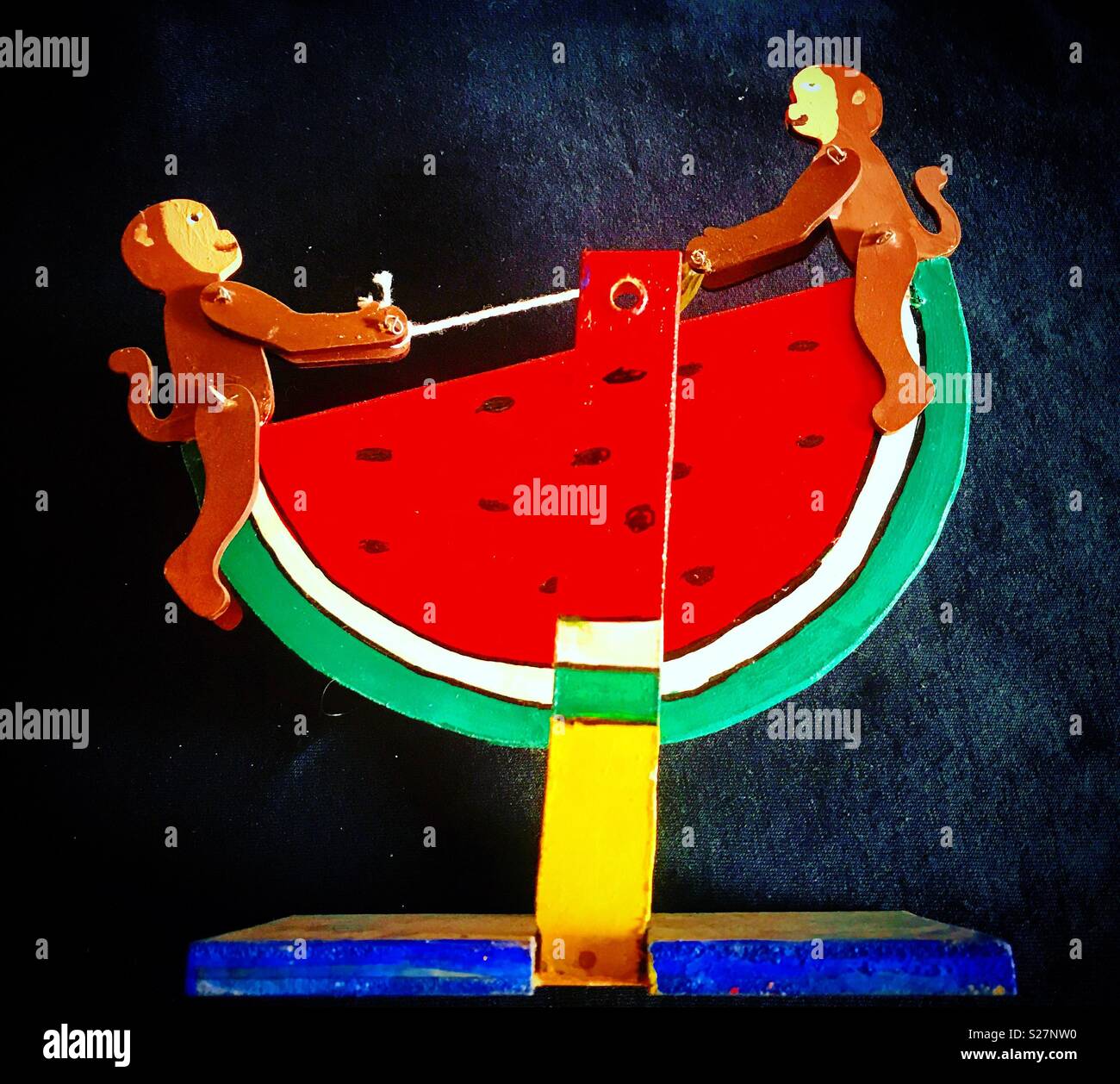 Ein handgefertigtes Spielzeug von Affen reiten ein Stück Wassermelone in Spielzeug workshop höher Tlamaxcalli in Colonia Roma, Mexiko City, Mexiko. Die Eigentümer der Spielzeugmacher Shop ist eine der wenigen Spielzeugmacher von Mexiko. - Smartphone-aufgenommenes Stockfoto