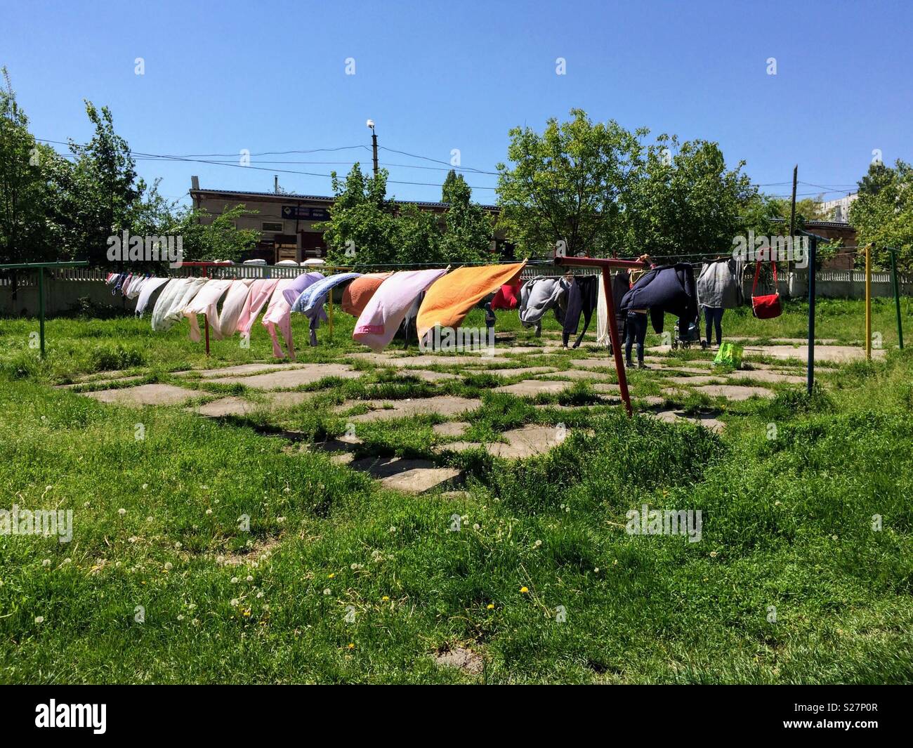 Kleidung hängend an einem sonnigen Tag in Chisinau, Moldawien zu trocknen Stockfoto