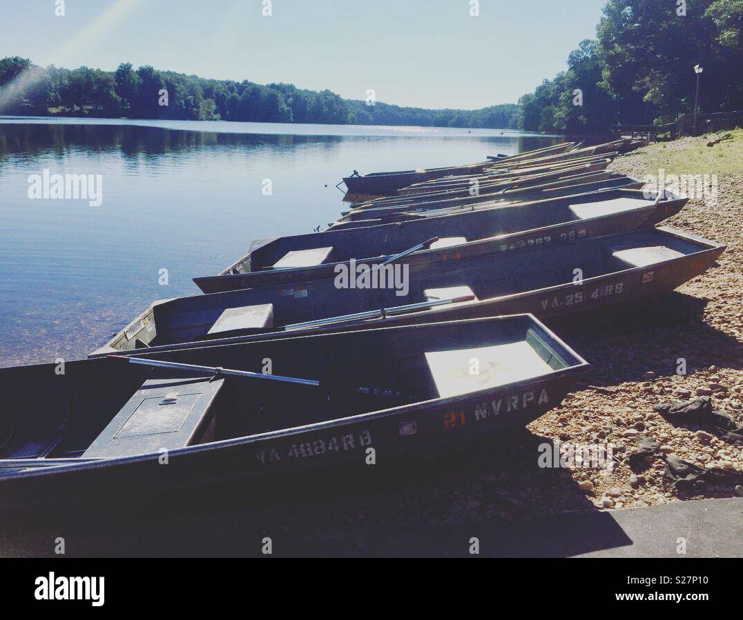 Fairfax, Virginia, USA - 9. Juli 2018: Leere Ruderboote erwarten Gönner Fountainhead Regional Park in Fairfax County für einen Abend auf dem Occoquan Behälter. Stockfoto