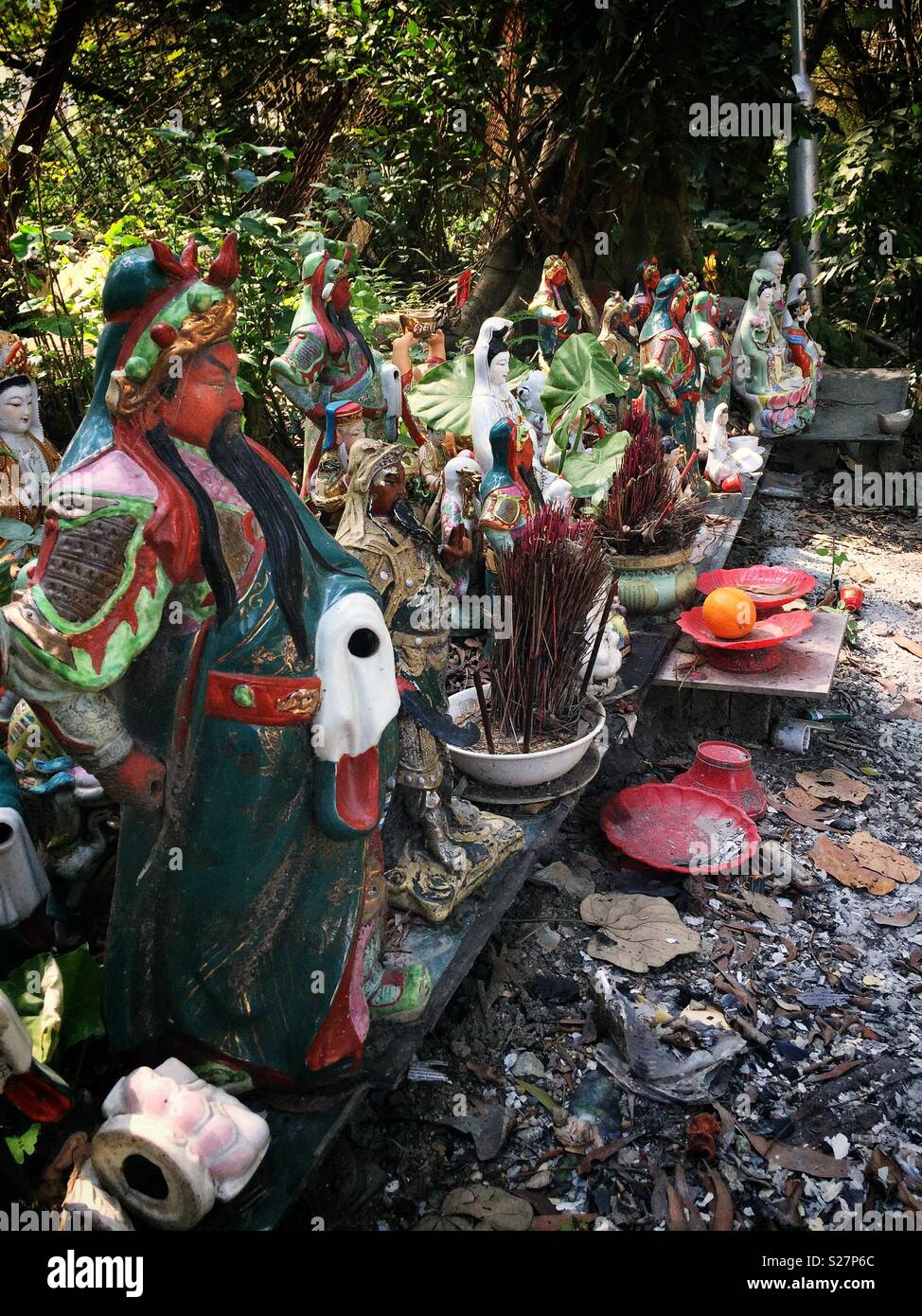 Bildnisse von Guan Yu, Tin Hau und anderen chinesischen Haushalt Götter an einem strassenrand Altar in den New Territories, Hong Kong Stockfoto