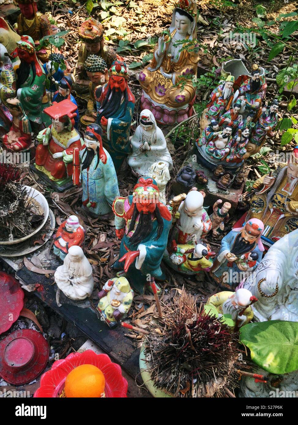Bildnisse von Guan Yu, Tin Hau und anderen chinesischen Haushalt Götter an einem strassenrand Altar in den New Territories, Hong Kong Stockfoto