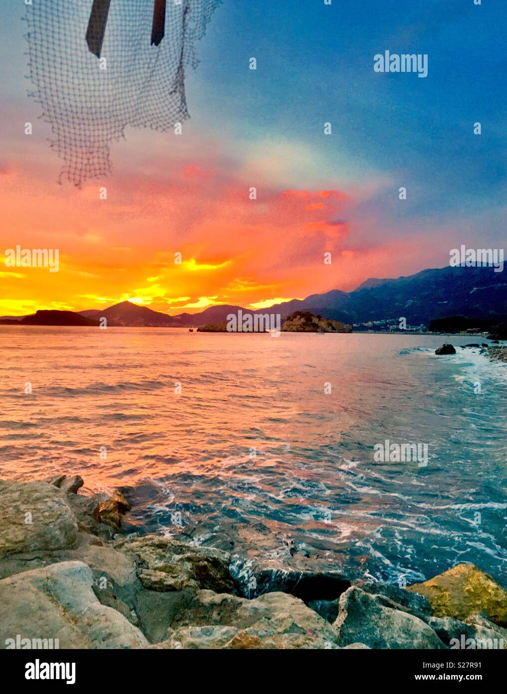 Dramatischer Sonnenuntergang über der adriatischen Küste in Montenegro. Stockfoto