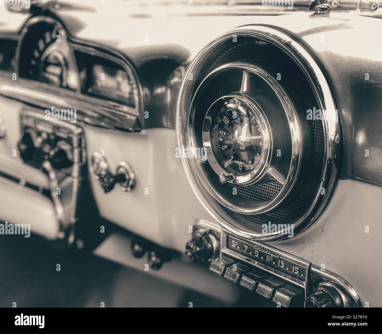 Oldtimer-dashboard - Smartphone-aufgenommenes Stockfoto Oldtimer-dashboard - Smartphone-aufgenommenes Stockfoto