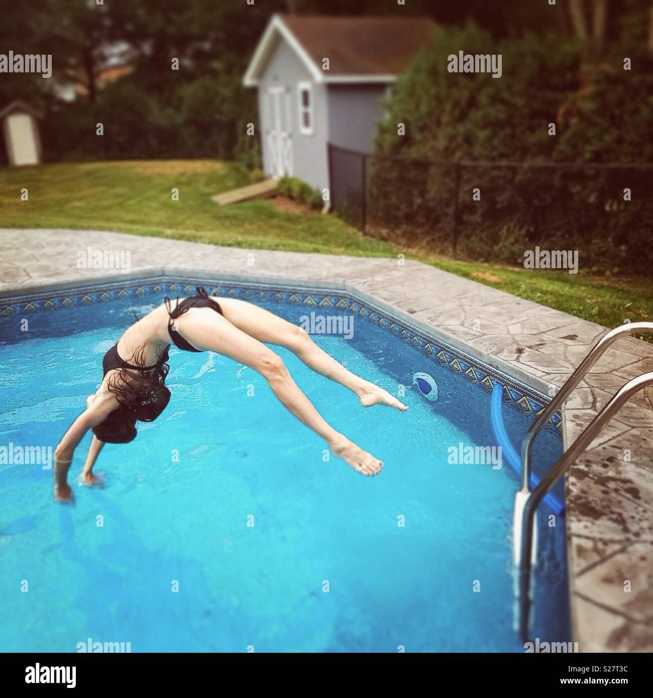 Frau in Schwimmbad tauchen Stockfoto