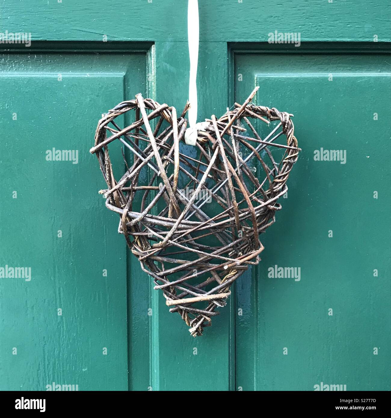 Hängende wicker Herzen an der Tür Stockfoto