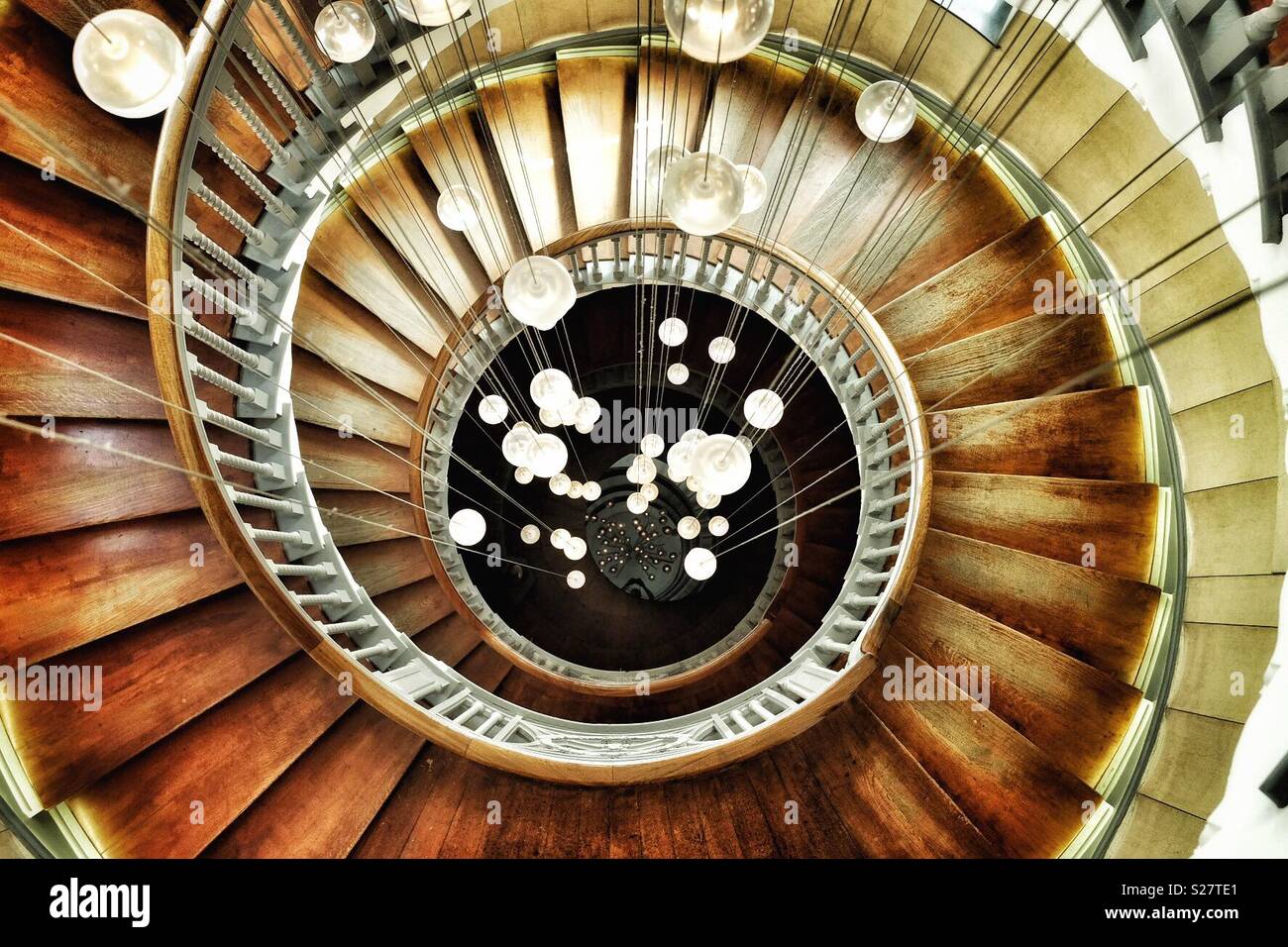 Wendeltreppe mit Lichtern an der heilen Kaufhaus, London Stockfoto