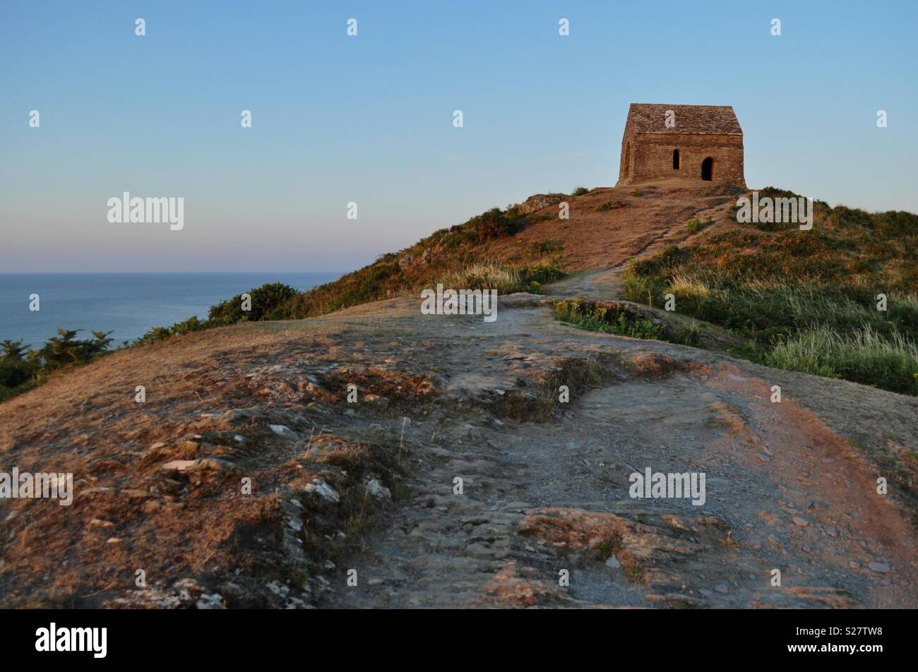 Die Rame Head Halbinsel mit dem Morgen Sonne von Links Highlights der alte Weg zur Kapelle Stockfoto