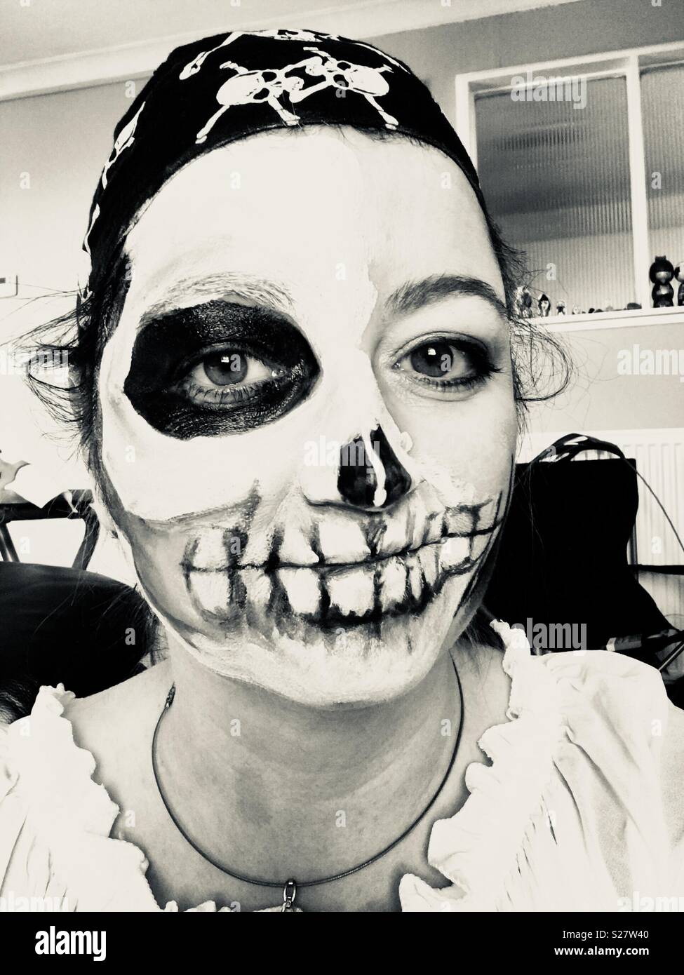 Skull Pirate Kostüm Halloween - Smartphone-aufgenommenes Stockfoto