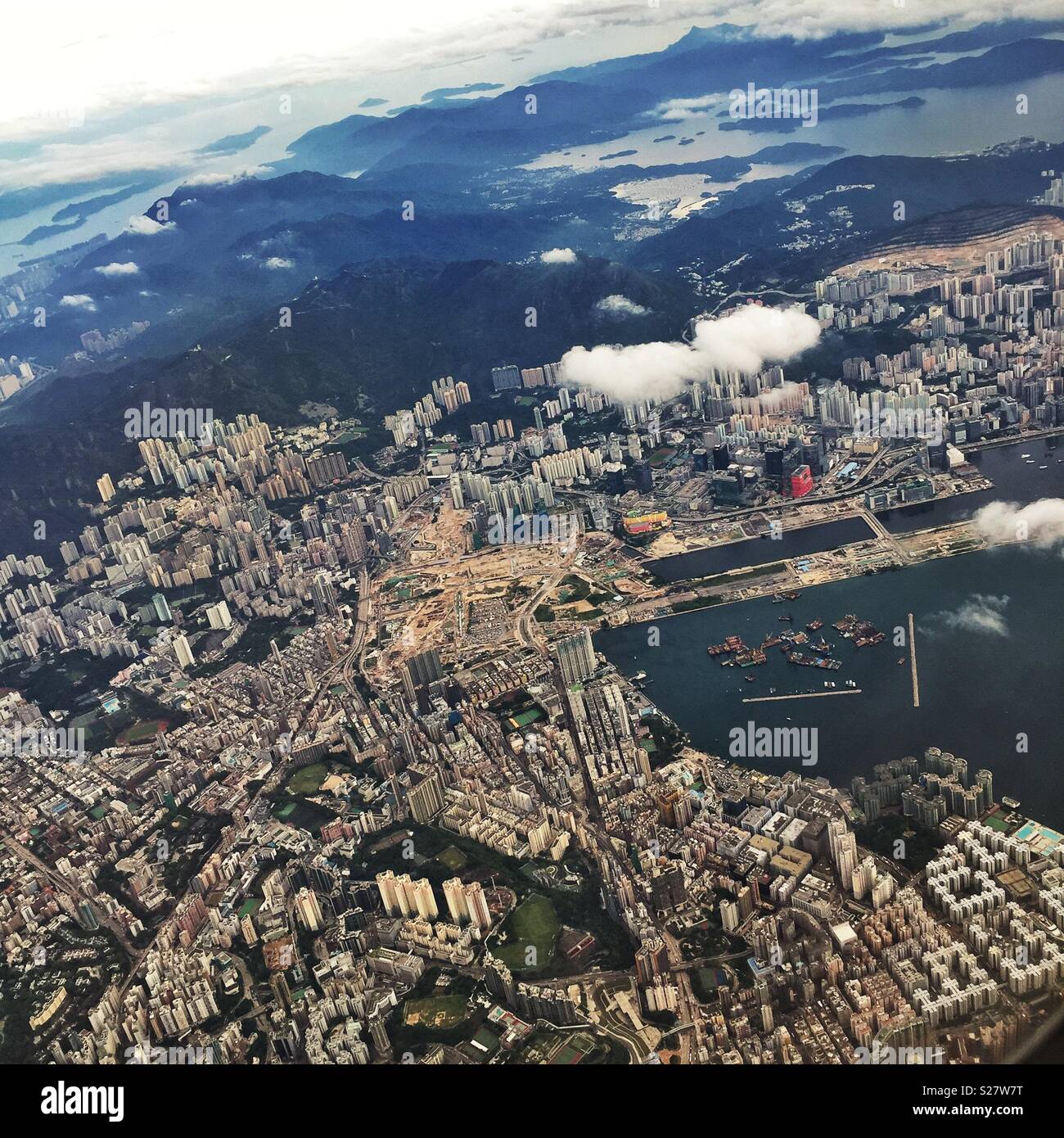 Kowloon, Blick nach Osten über Hung Hom und To Kwa Wan Port Tierheim und Sai Kung, mit der Start- und Landebahn des alten Kai Tak Airport in Victoria Harbour, von einem Jet abfliegenden Hongkong gesehen - Smartphone-aufgenommenes Stockfoto
