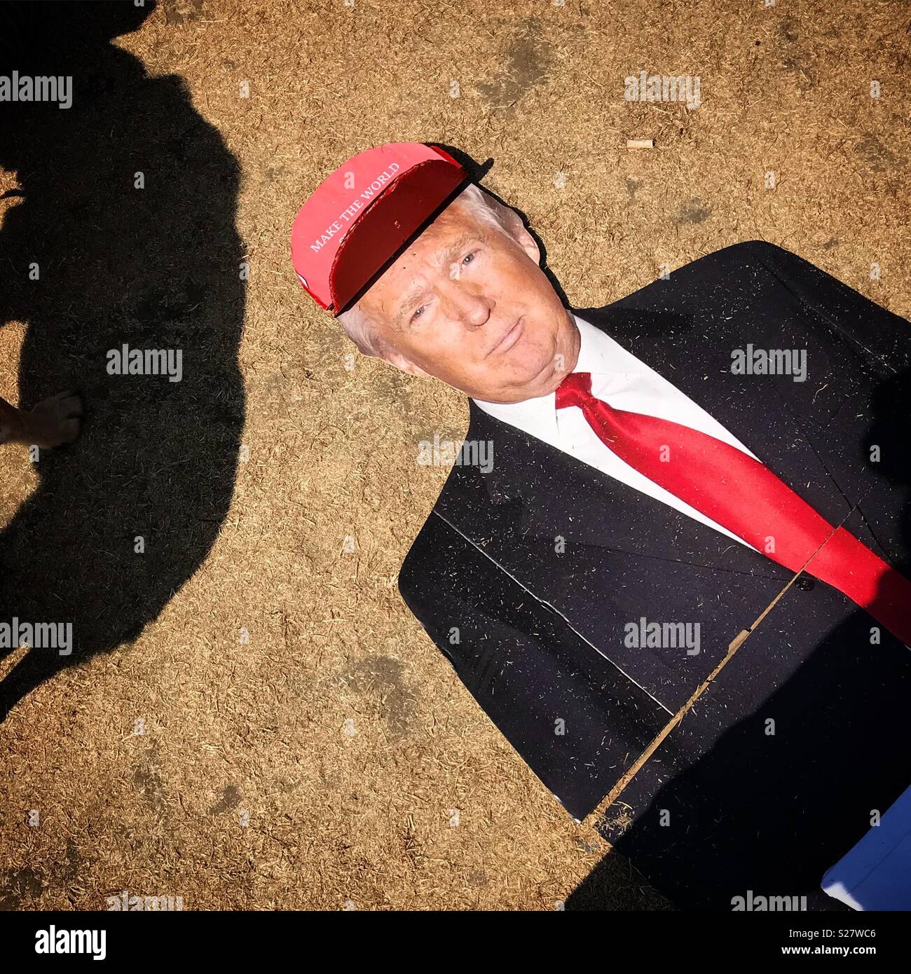 Donald Trump Karton Ausschnitt liegt auf dem Boden in Protest in Westminster, London Juli 2018 - Smartphone-aufgenommenes Stockfoto