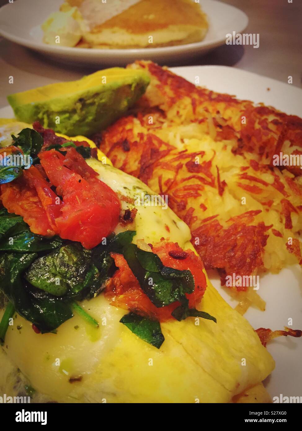 Großer Garten Gemüse Omelett und hashbrowns in einem Restaurant, USA - Smartphone-aufgenommenes Stockfoto
