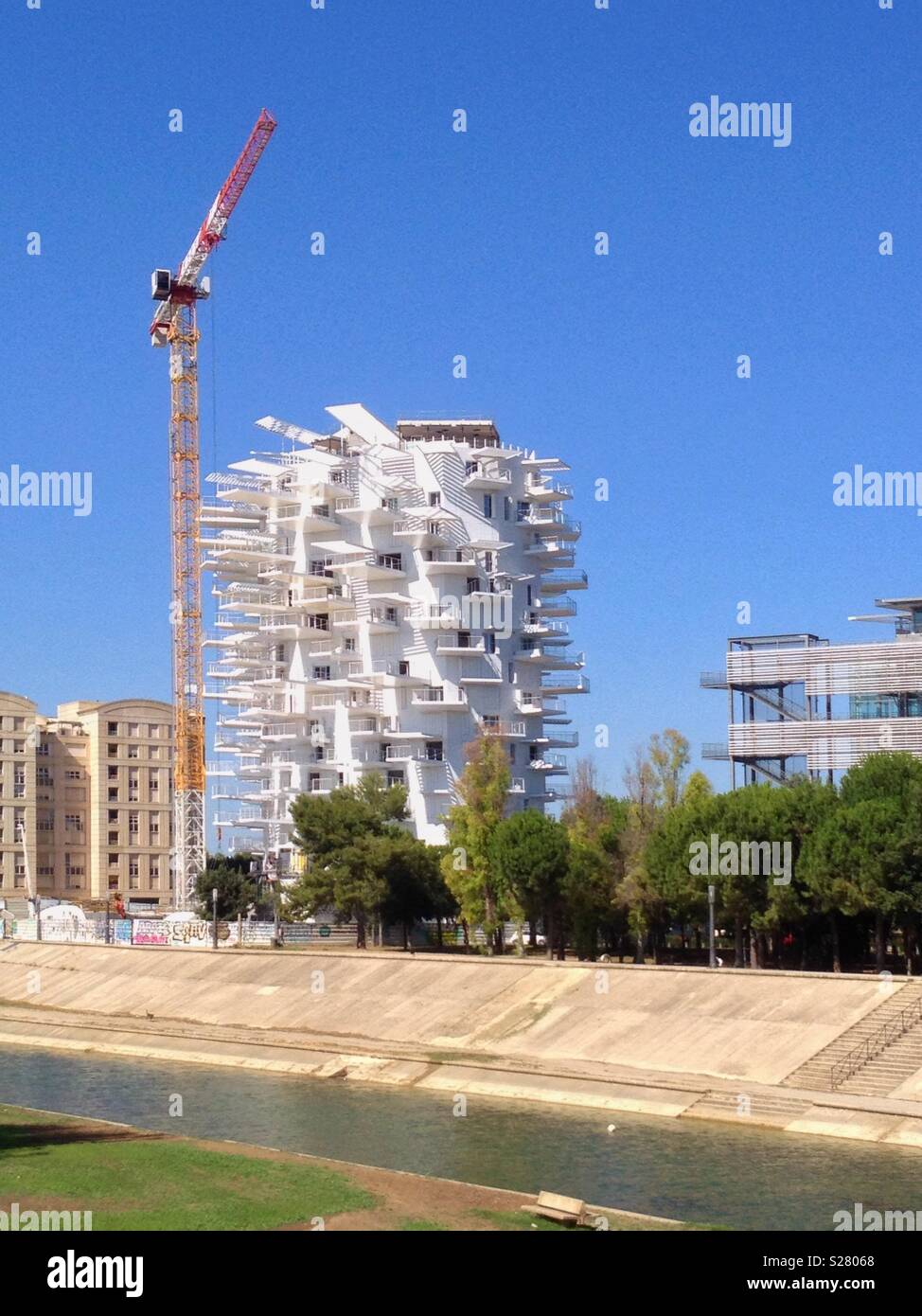 L'Arbre Blanc, neue, moderne Gebäude im Bau, Les Berges du Lez, Montpellier Frankreich Stockfoto