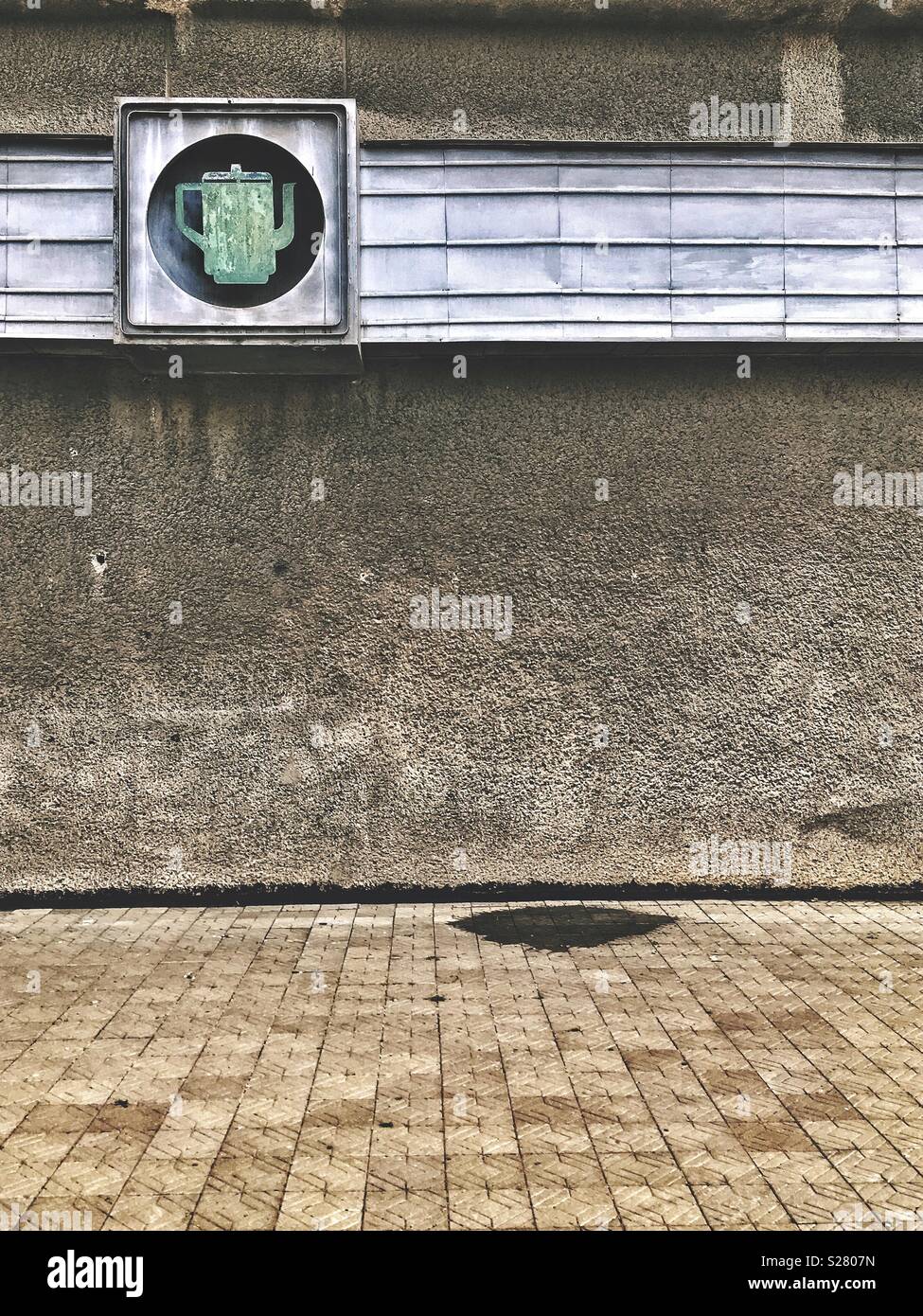 Eine alte Details der sowjetischen Stil komfortable Shop mit Metall Zeichen einer Teekanne. Kopieren Sie Platz. - Smartphone-aufgenommenes Stockfoto