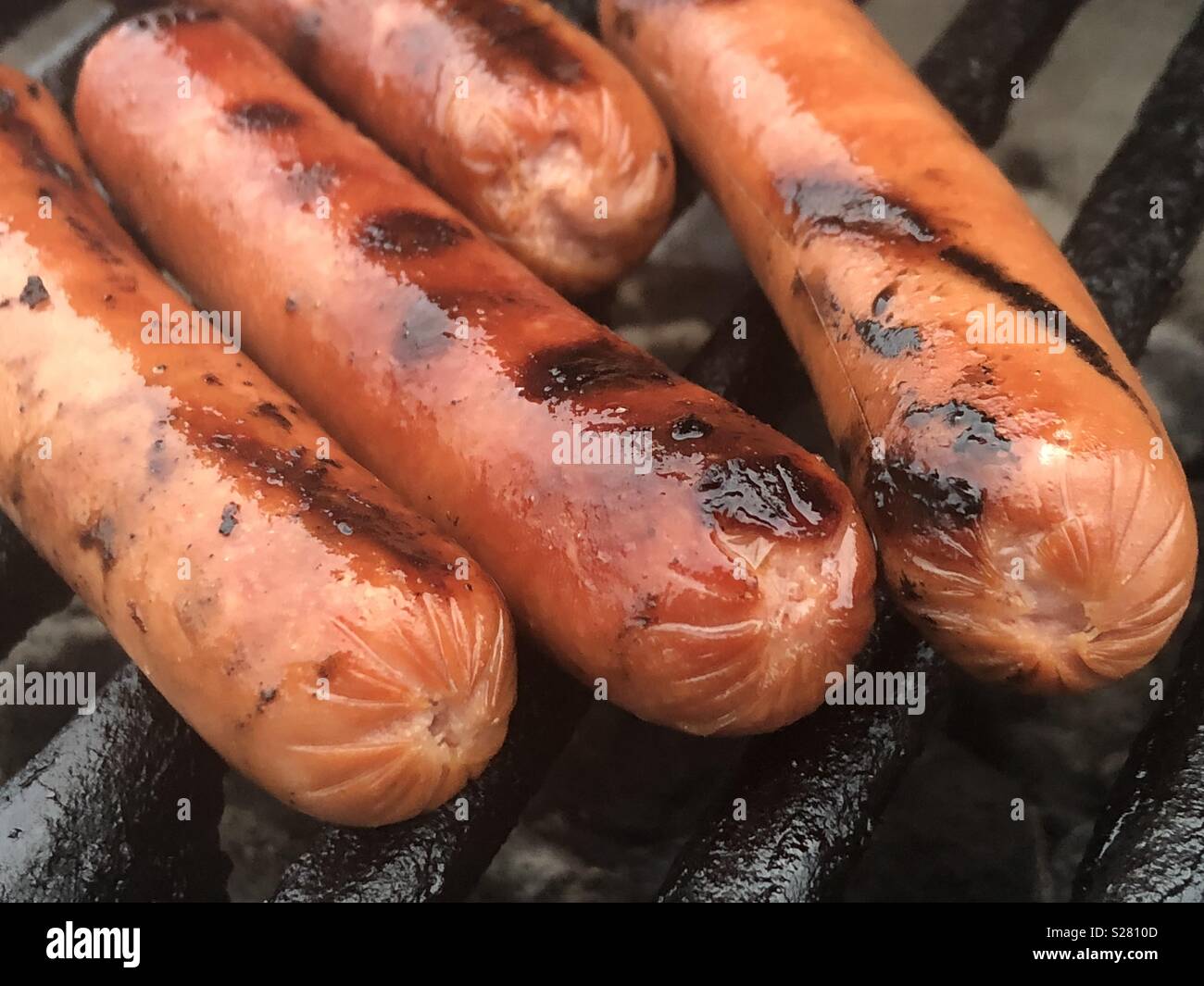 Hot Dogs auf grill Stockfoto