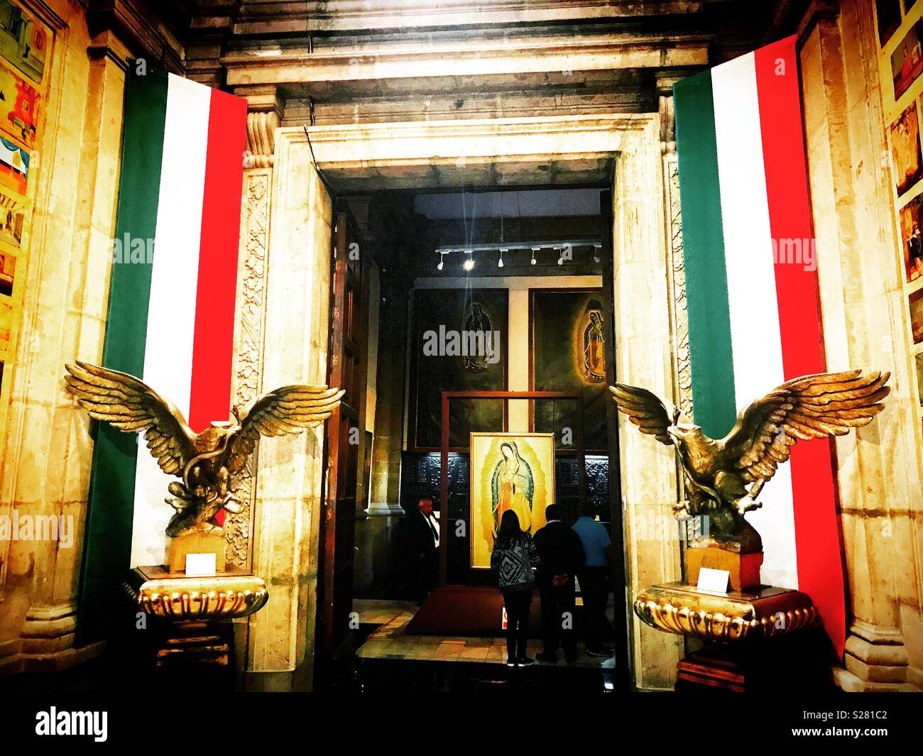 Zwei mexikanische Flaggen und zwei Skulpturen von goldenen Adler verschlingende Schlange eine Tür im Museum der Basilika Unserer Lieben Frau von Guadalupe in Mexiko City, Mexiko dekorieren Stockfoto