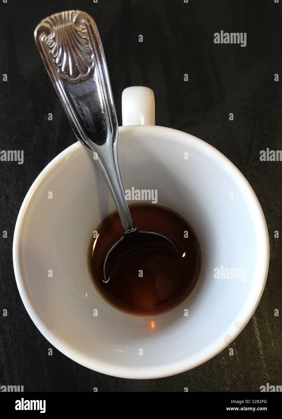 Löffel in der Tasse Tee Stockfoto
