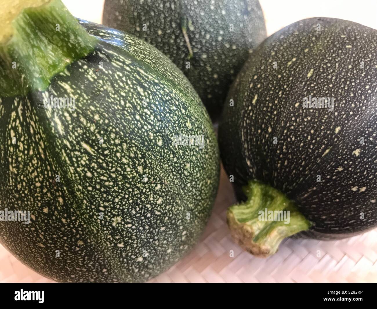 Drei runde Zucchini, close-up Stockfoto