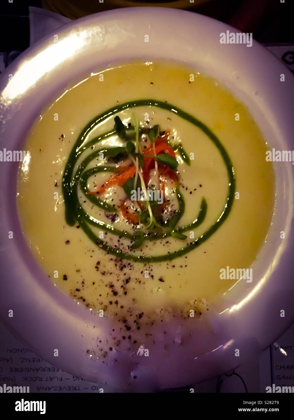Kalt Spargel Suppe mit frischem Pfeffer Stockfoto