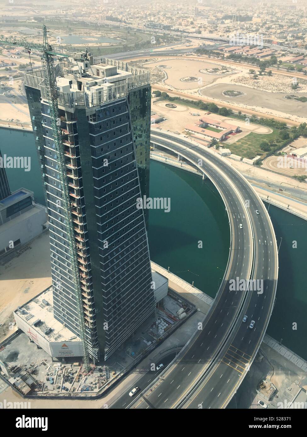 Auf Wolkenkratzer und leere Straße in Dubai. - Smartphone-aufgenommenes Stockfoto